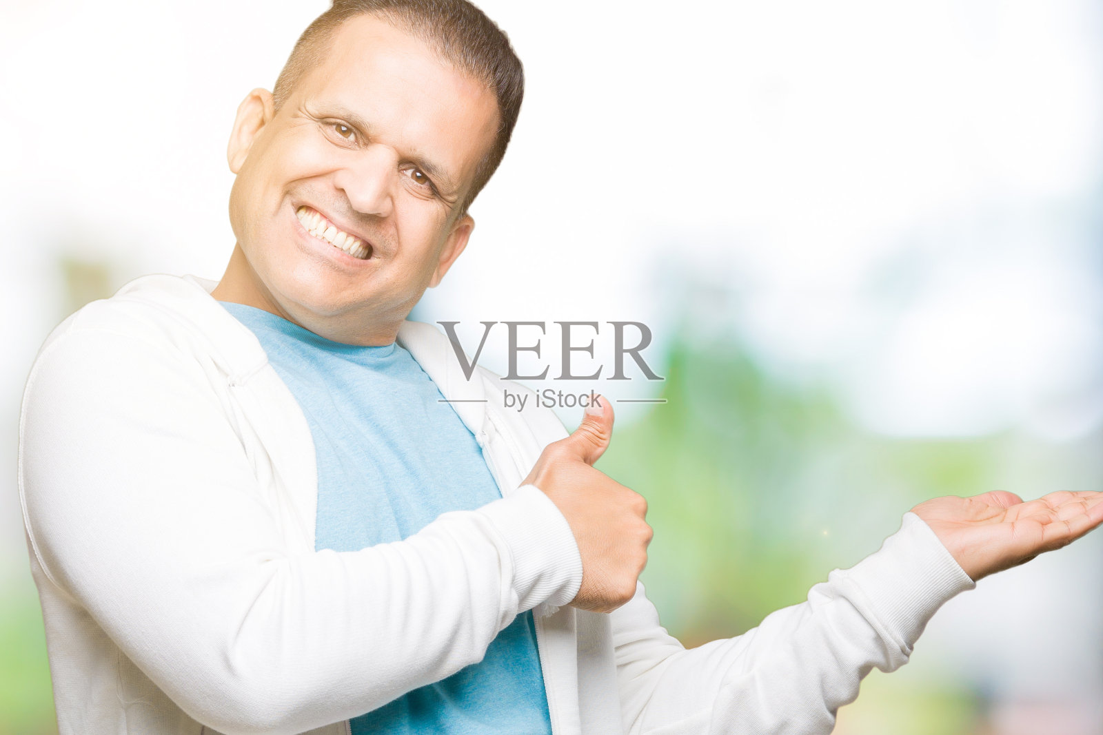 竖起大拇指的阿拉伯中年男子照片摄影图片