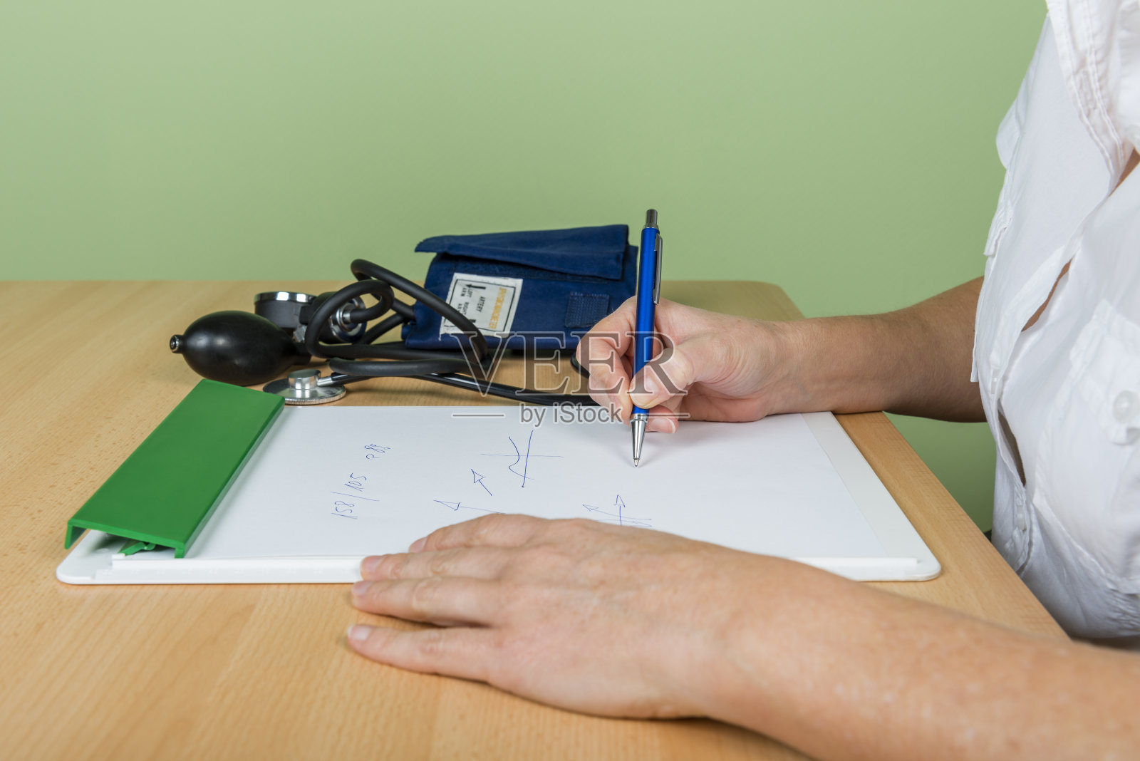 女医生记录病人资料照片摄影图片