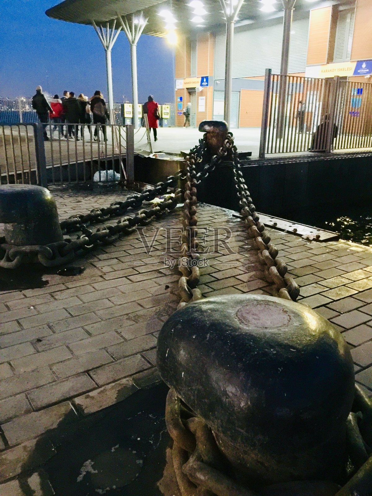 用链条连接岸边照片摄影图片