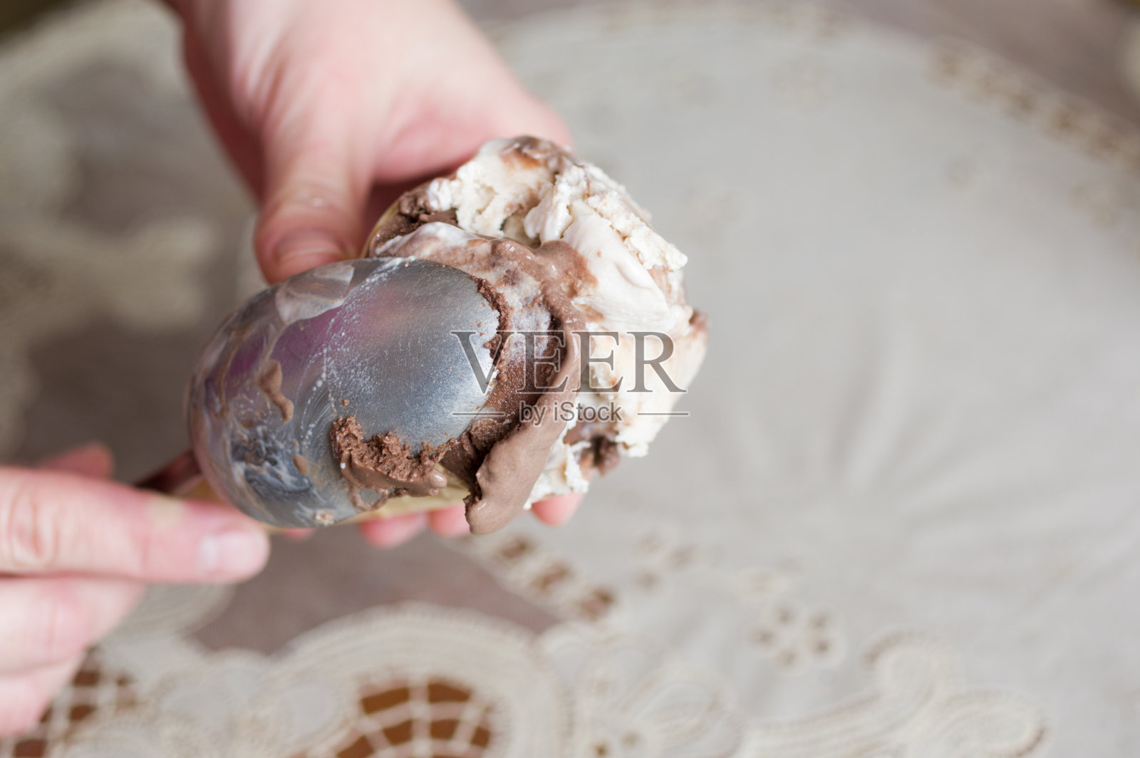 勺冰淇淋。冰淇淋和一汤匙。照片摄影图片