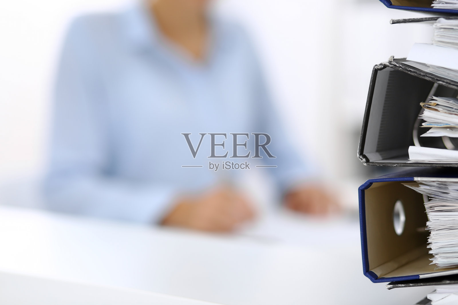 装着文件的活页夹正在等待女商人或簿记员的处理。内部审计和税务概念照片摄影图片