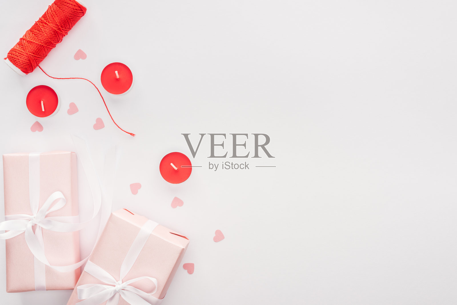 顶视图的礼物盒和情人节装饰孤立在白色照片摄影图片