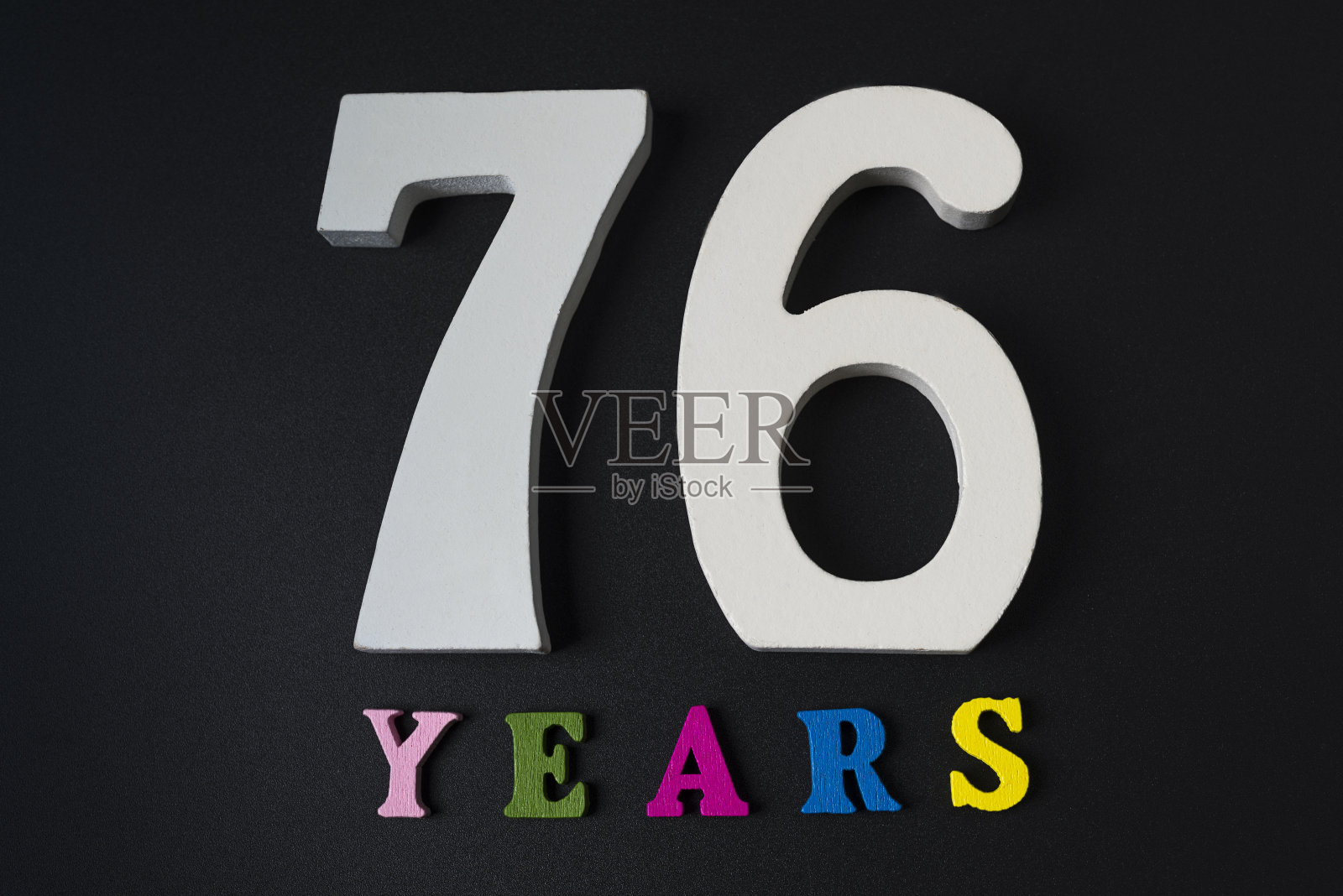 字母和数字76年的黑人背景。照片摄影图片