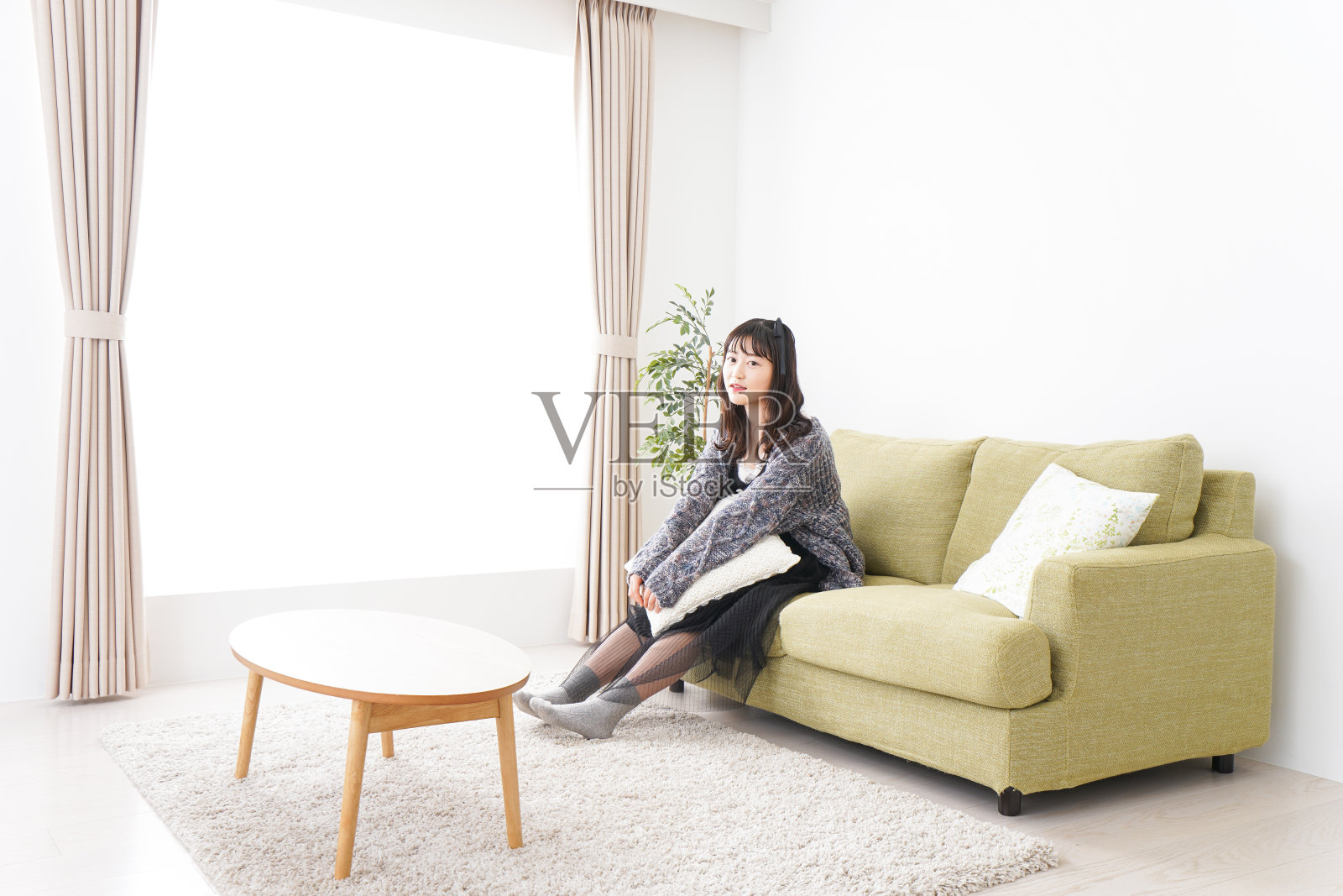 年轻女性在家里放松照片摄影图片