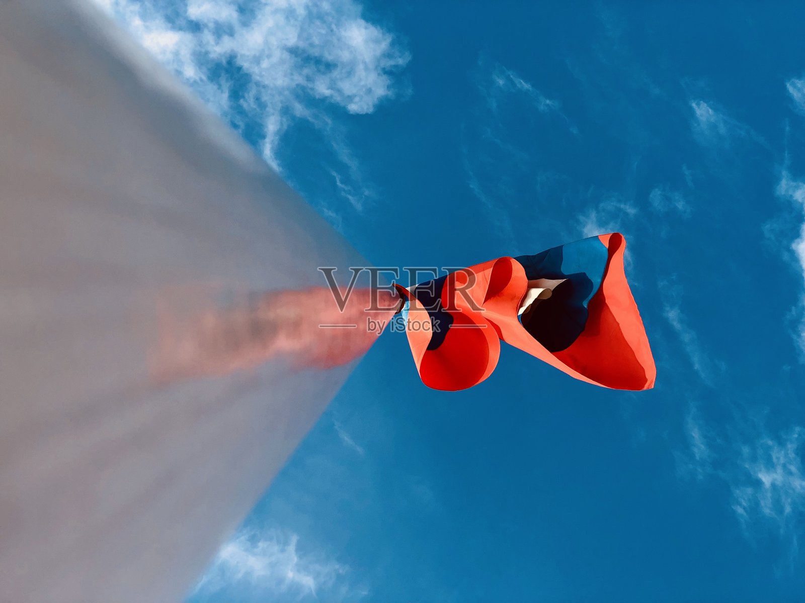 俄罗斯和瑞典国旗在慢风中飘扬照片摄影图片