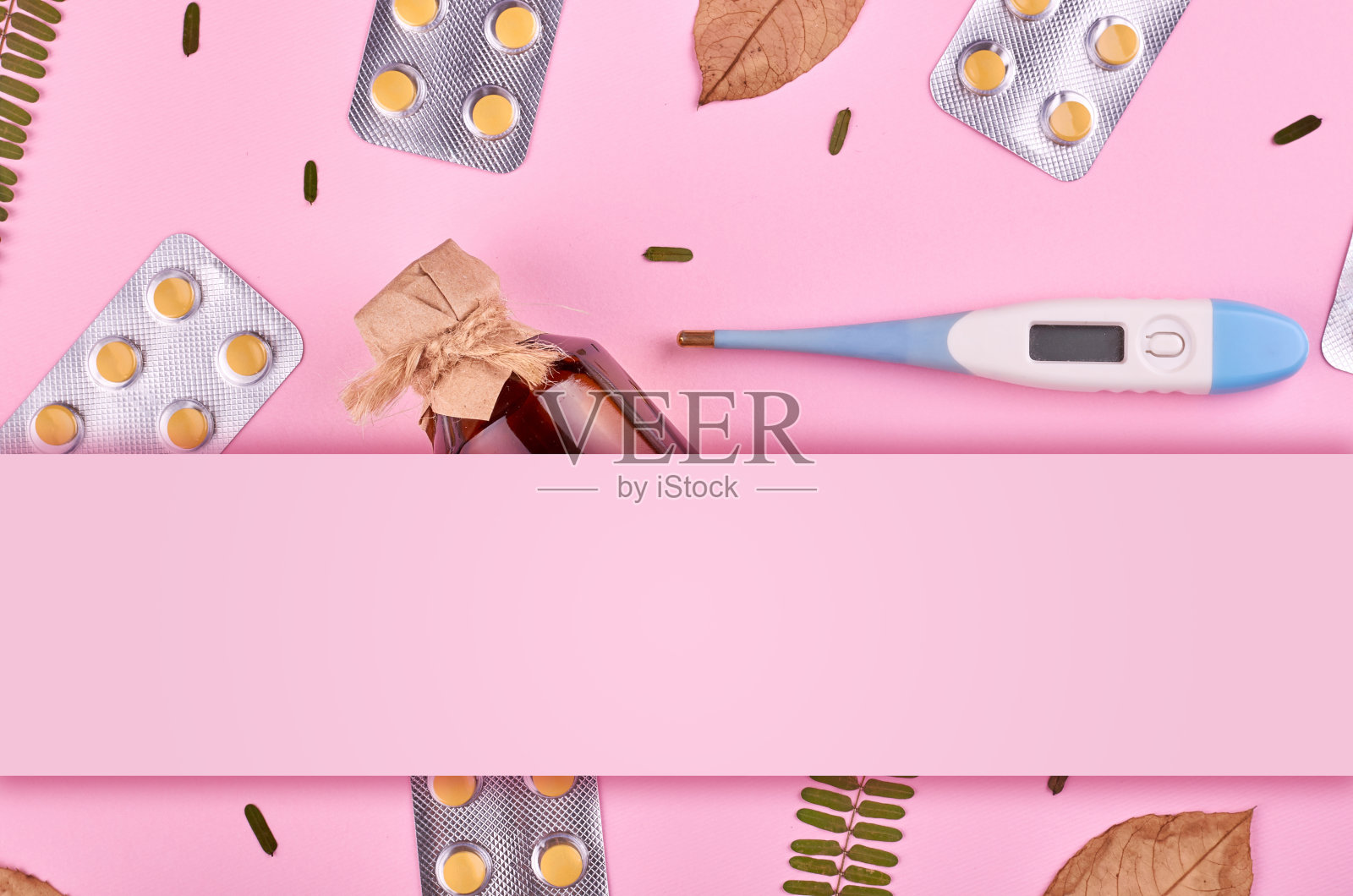 医学背景-药学。粉色背景的药片。平躺形象照片摄影图片