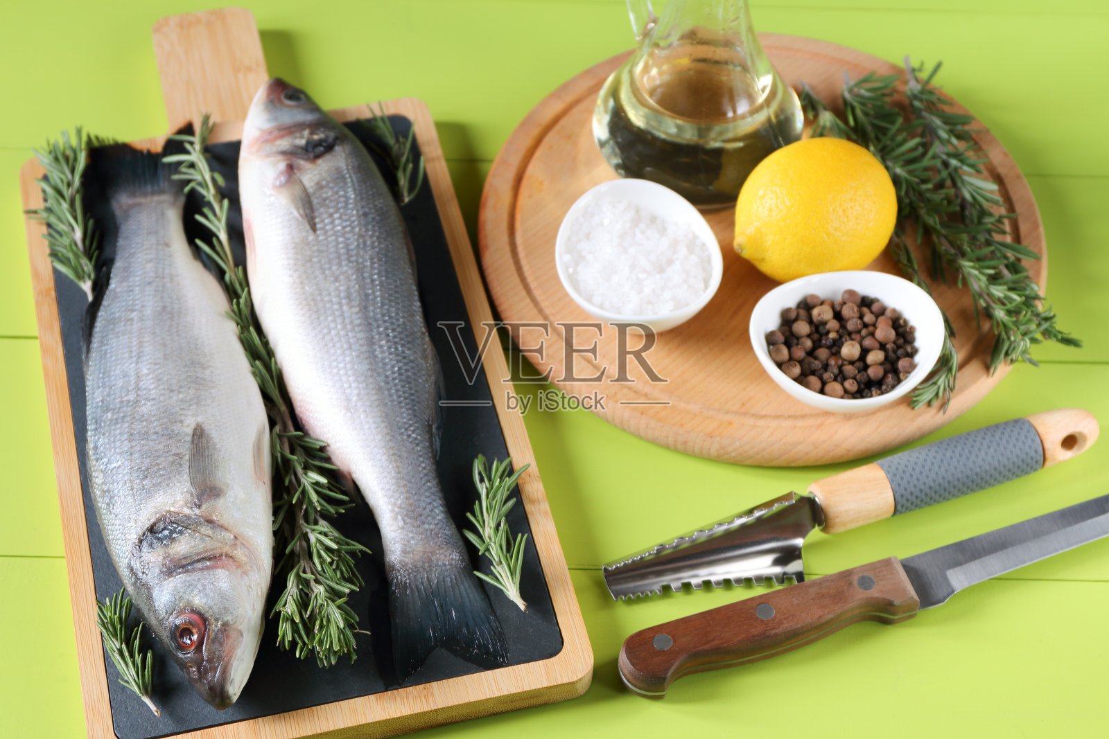 生鱼海鲈鱼。照片摄影图片