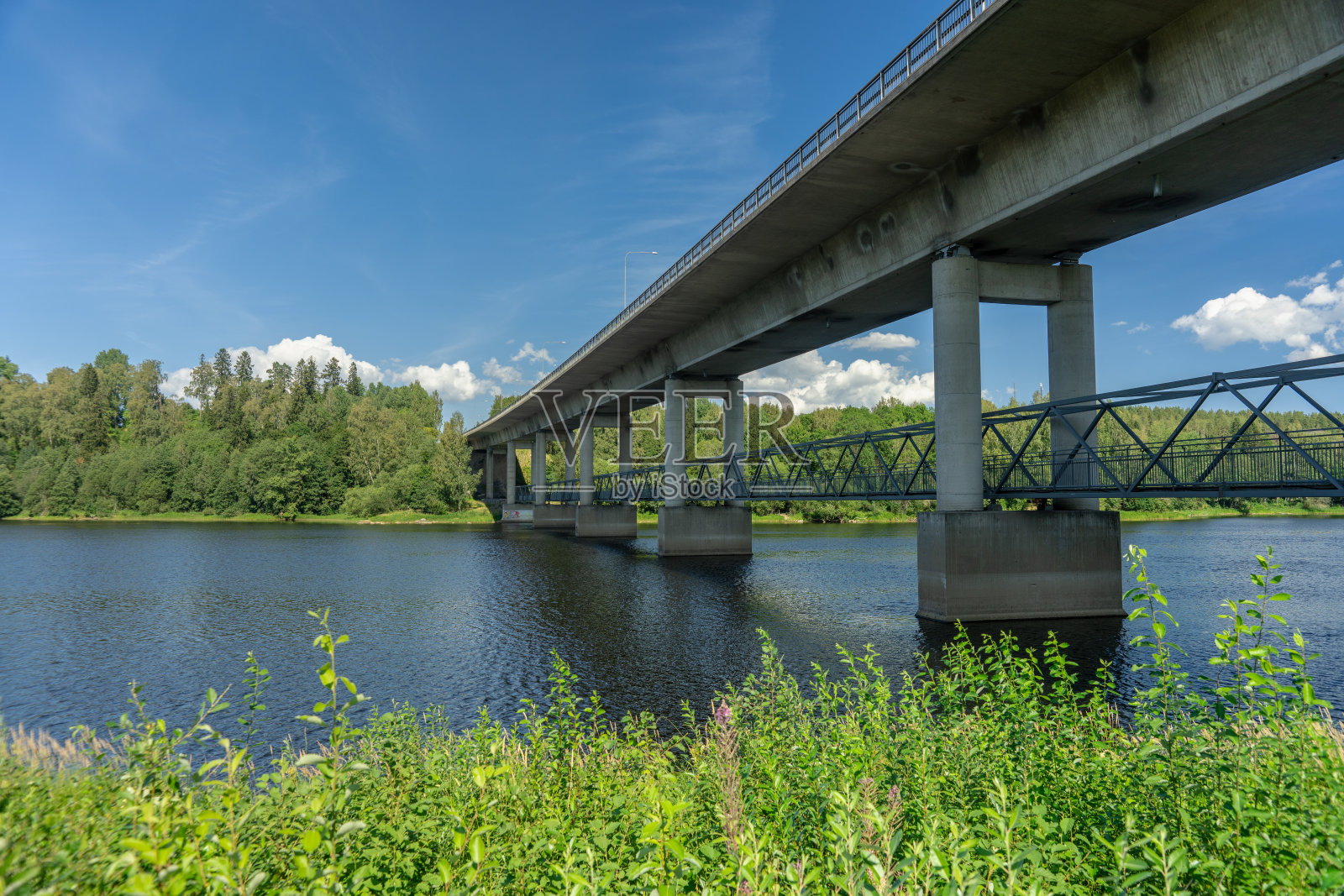 瑞典一座横跨河流的混凝土桥照片摄影图片