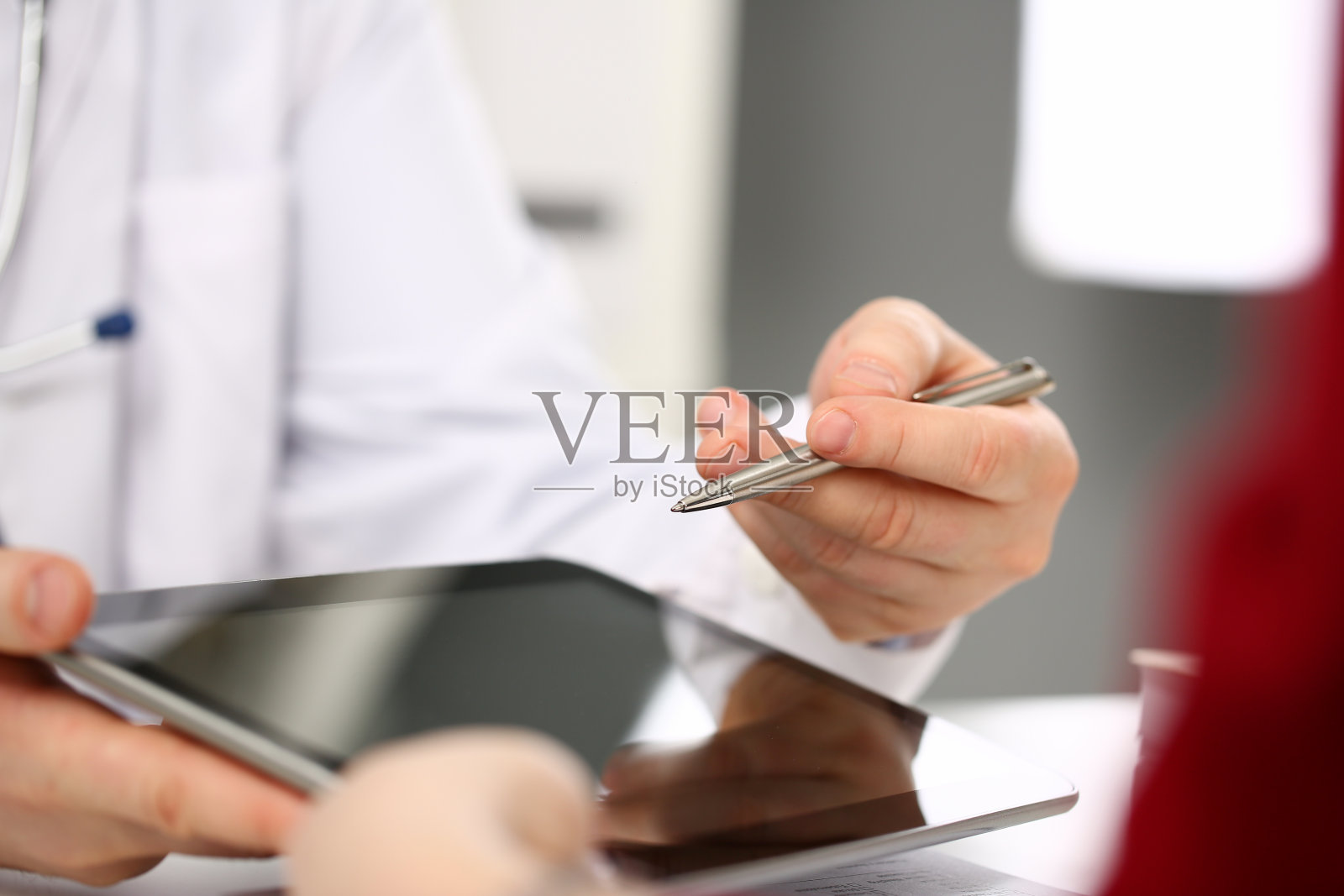 女医生手握并显示数字照片摄影图片