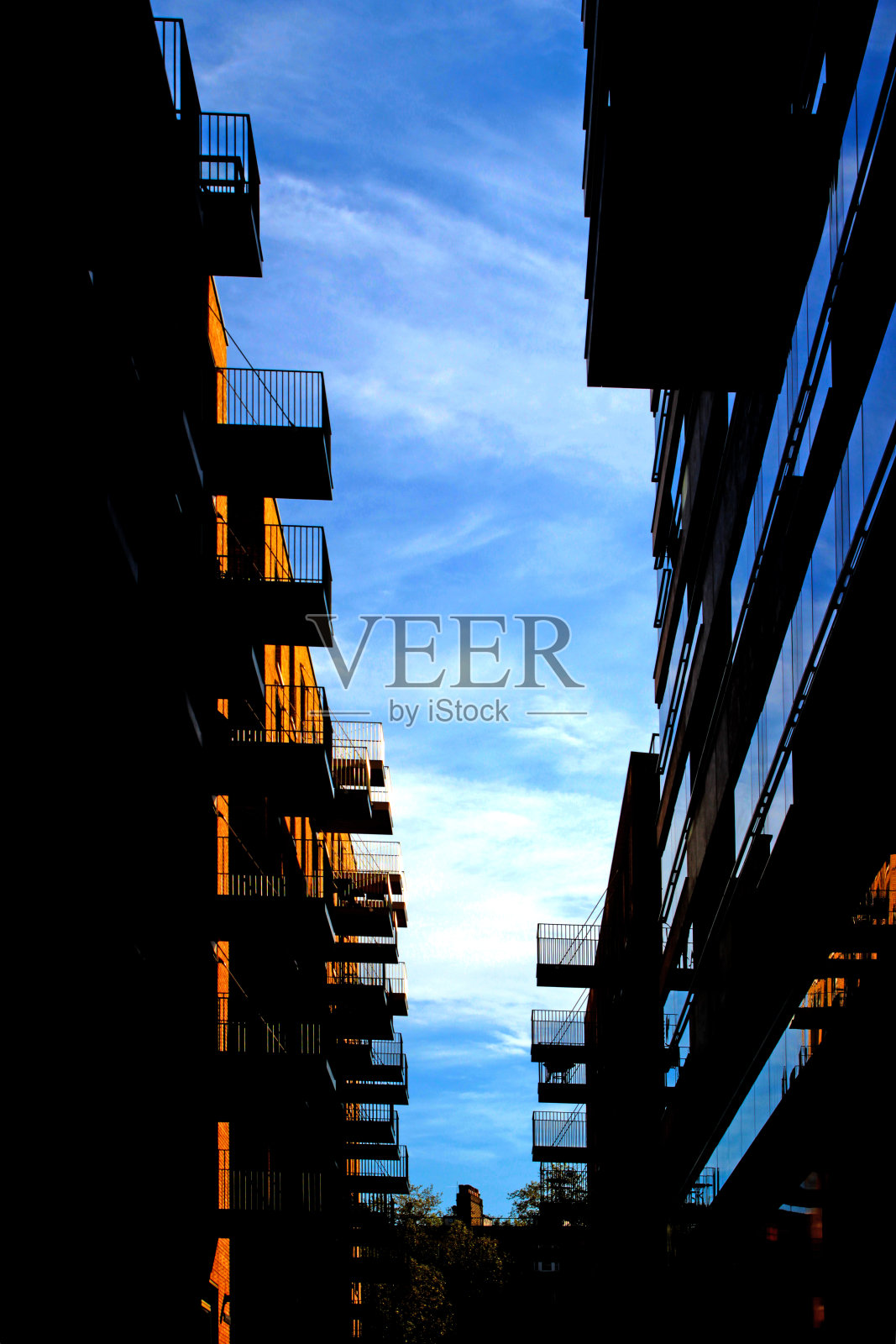 建筑物之间照片摄影图片