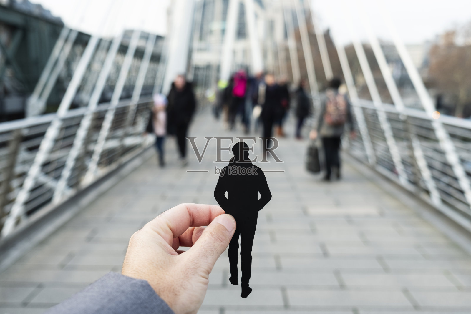 在英国伦敦，一个男人的剪影照片摄影图片