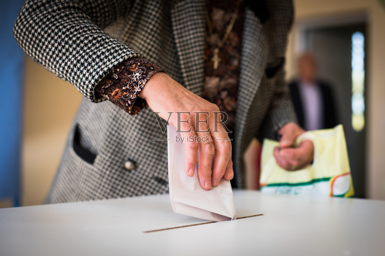 在选举期间，一个人在投票站投票的彩色图像照片摄影图片