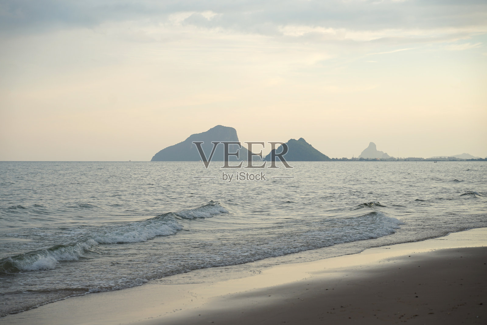 泰国Kuiburi美丽宁静的海滩和安静的海浪照片摄影图片