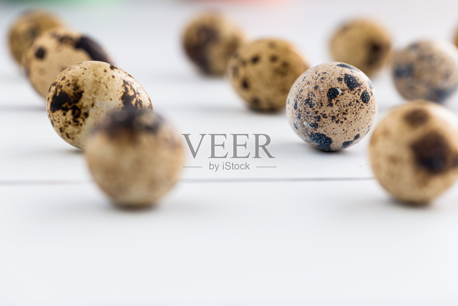 新鲜的鹌鹑蛋在乡村的表面照片摄影图片