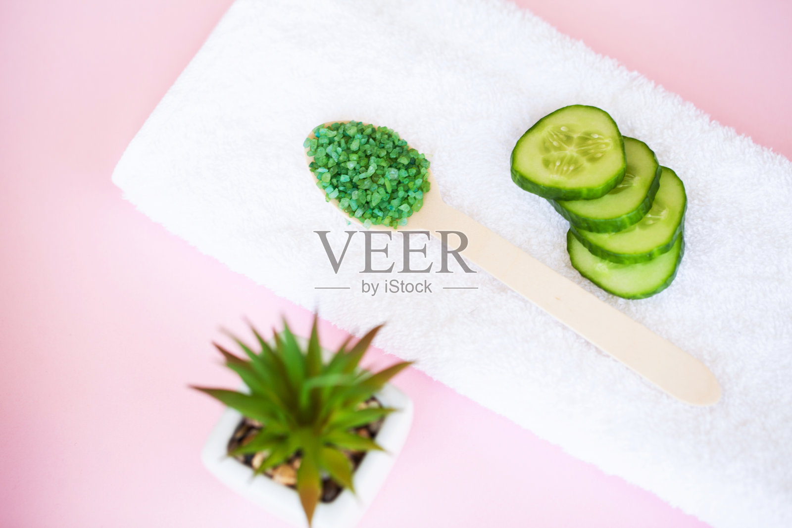 水疗中心。白色棉质毛巾用于粉色背景的水疗浴室。毛巾的概念。酒店和按摩院照片。纯洁和温柔。毛巾纺织照片摄影图片