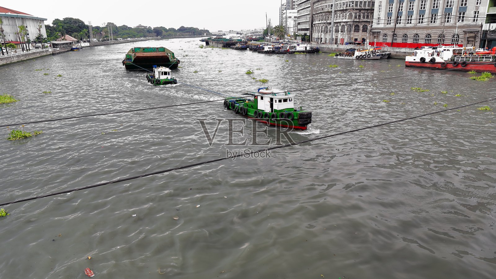 拖船拖着一艘大型干散货驳船-帕西格河。菲律宾马尼拉——- 0982照片摄影图片