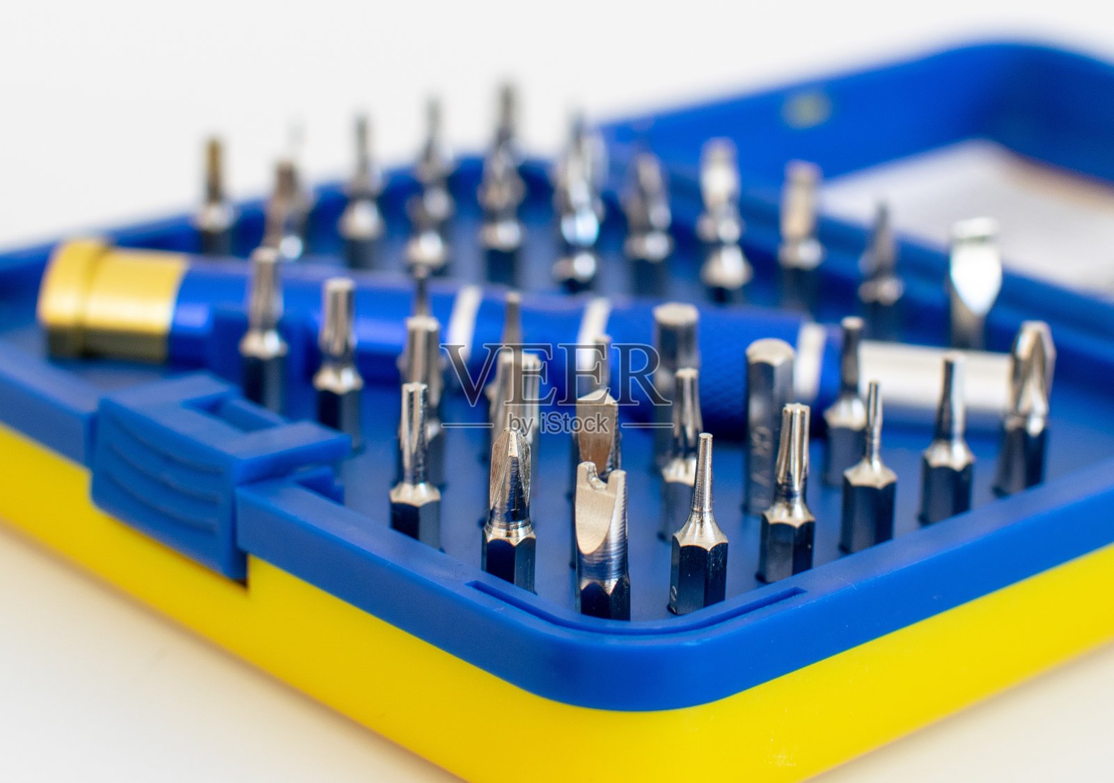 关闭螺丝刀的钻头。照片摄影图片