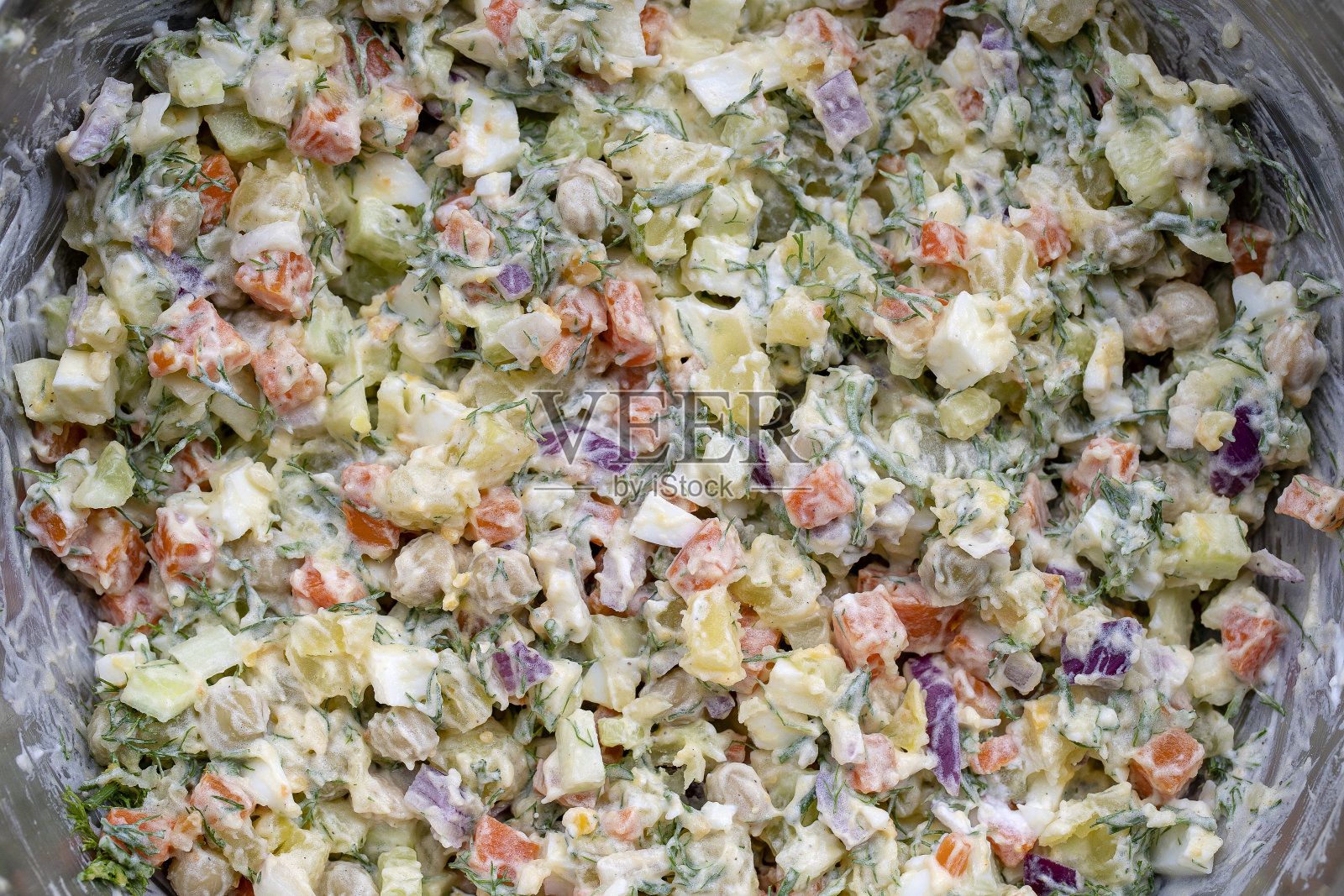 健康的自制俄罗斯传统沙拉奥利维尔准备吃，关闭照片摄影图片