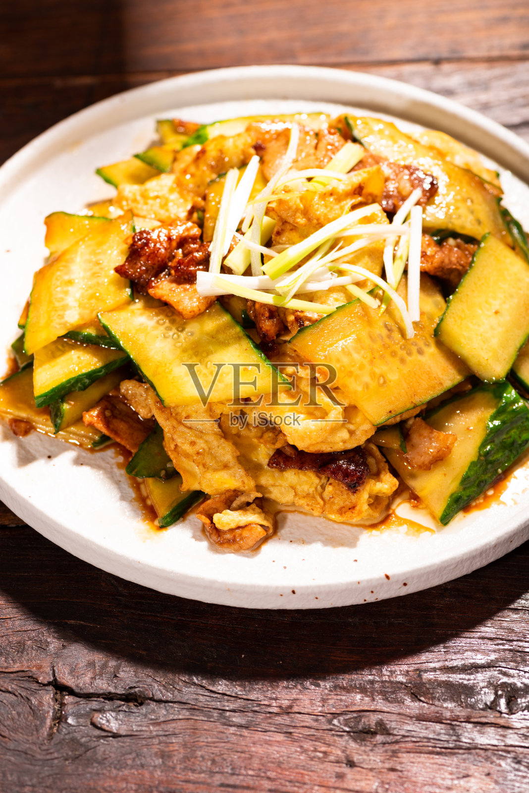 黄瓜炒肉片照片摄影图片