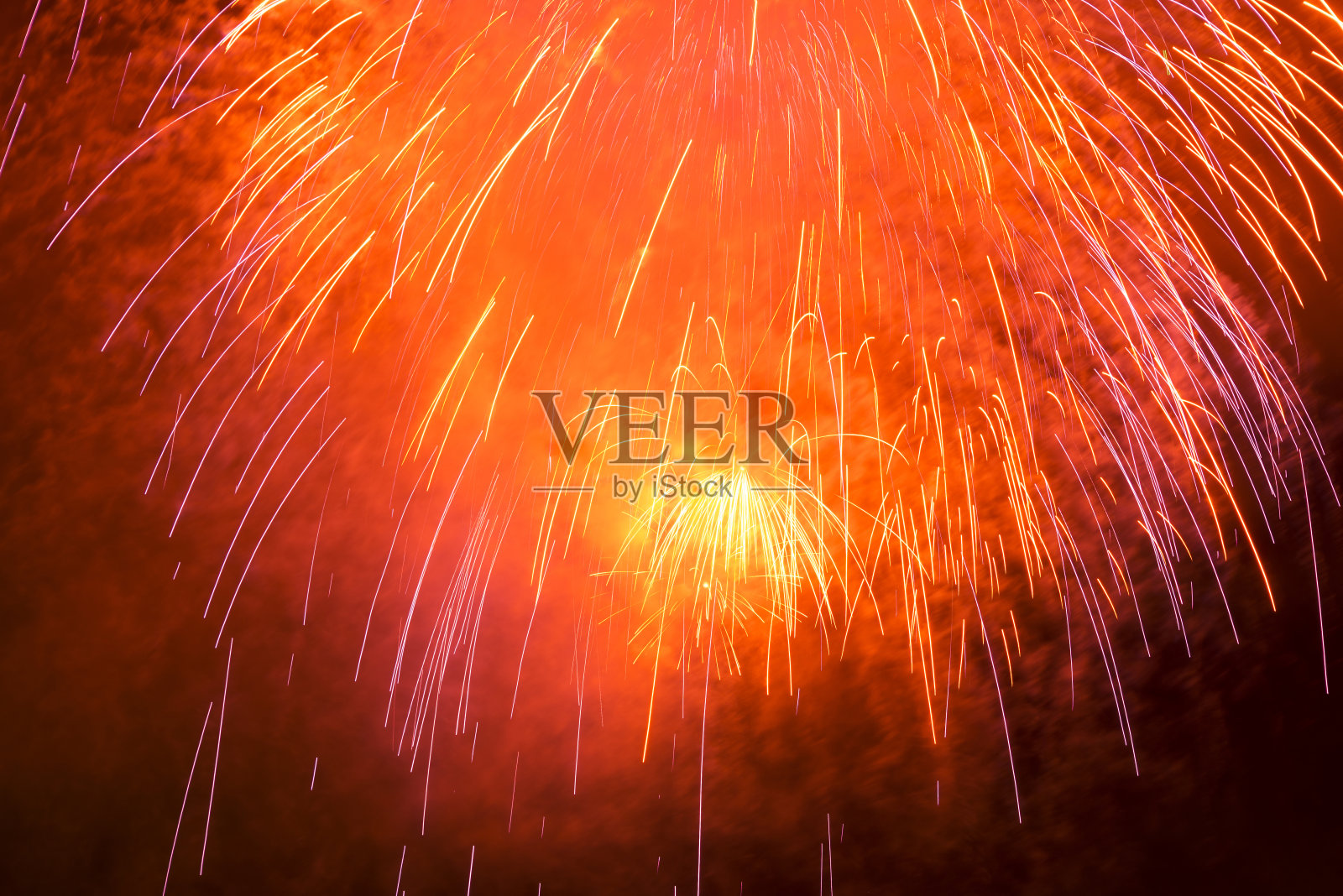 烟花在夜空中。照片摄影图片