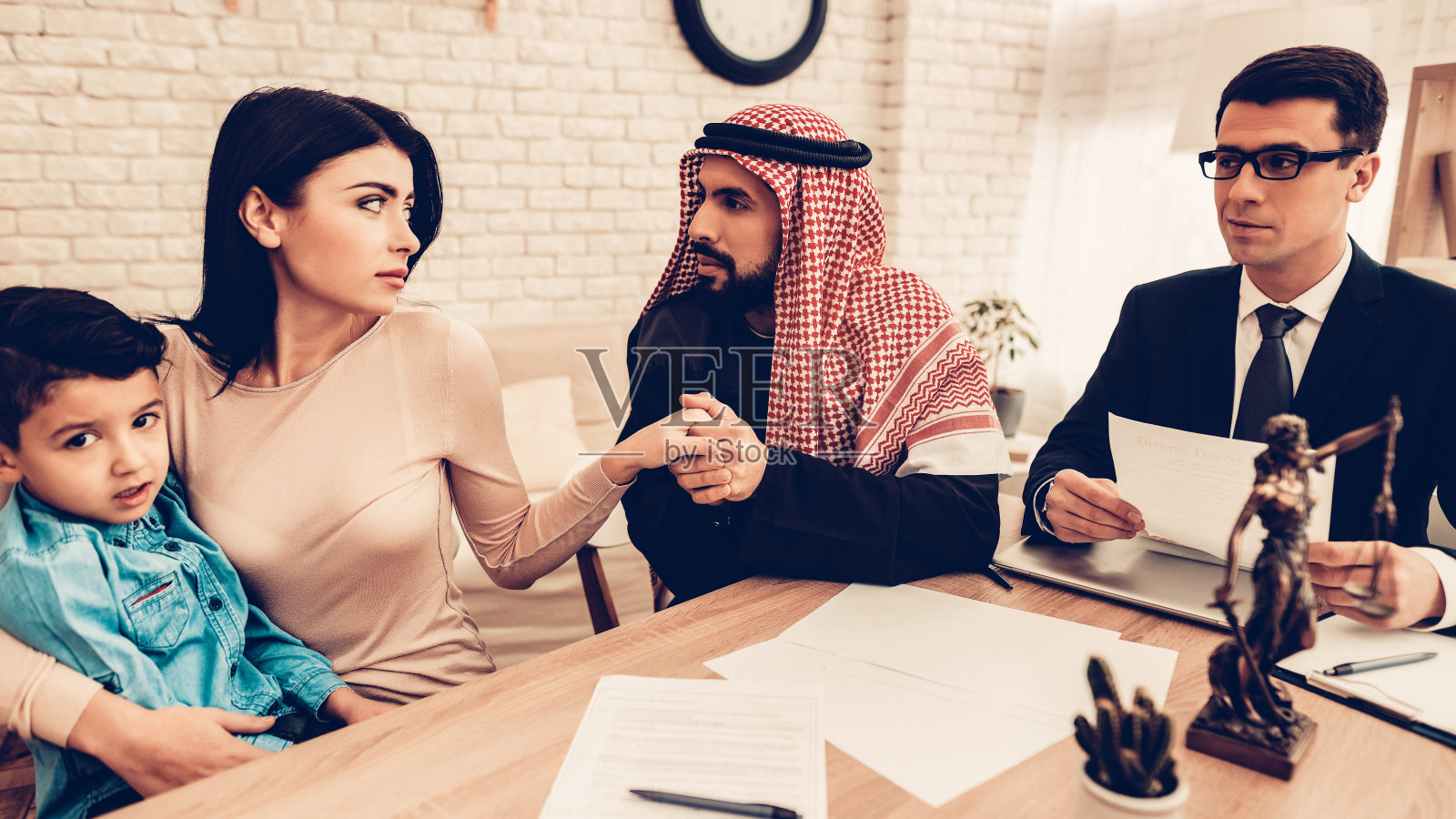 离婚律师办公室里的家人照片摄影图片