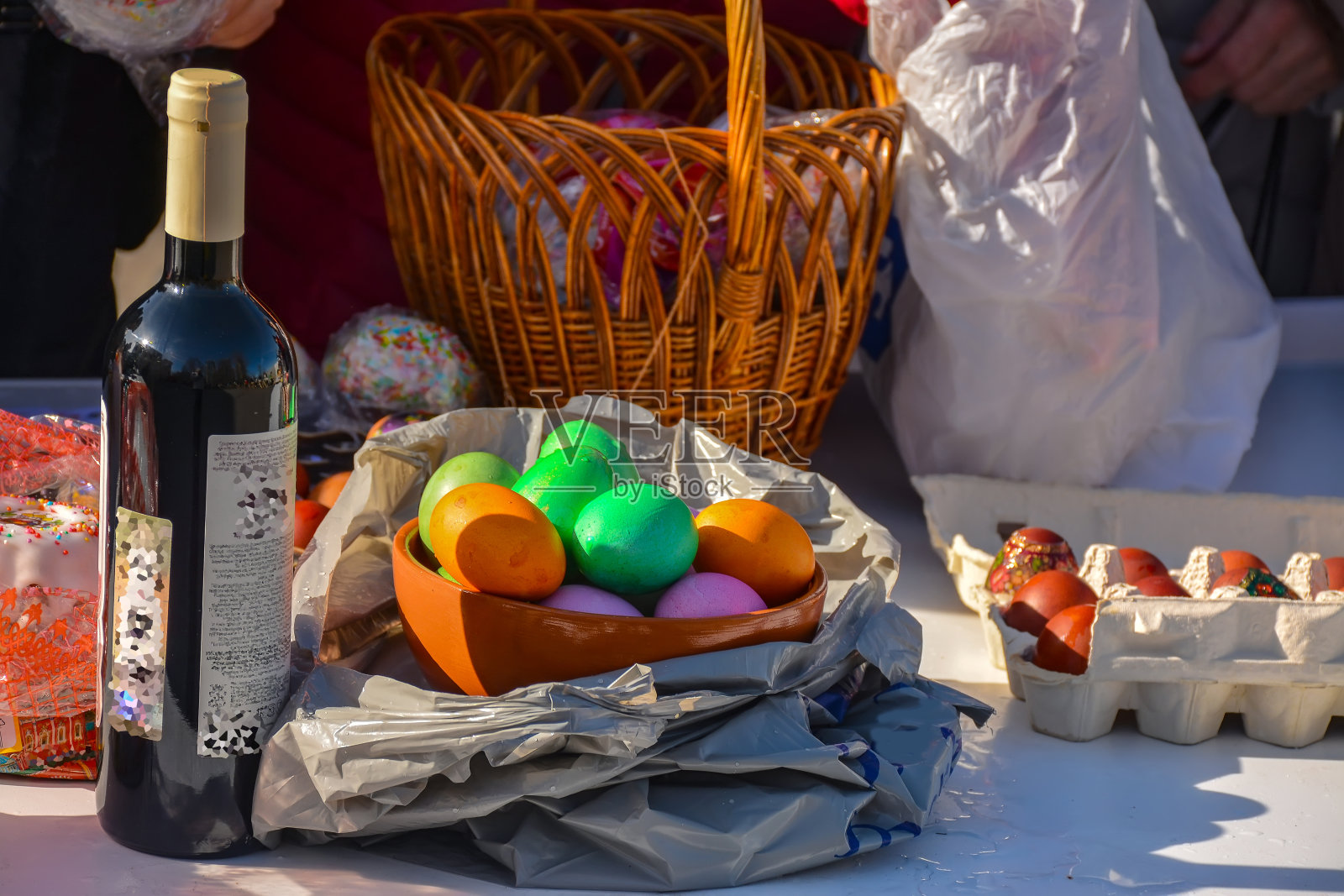在圣彼得堡里巴斯基的圣母代祷教堂附近举行的鸡蛋和蛋糕献祭仪式照片摄影图片