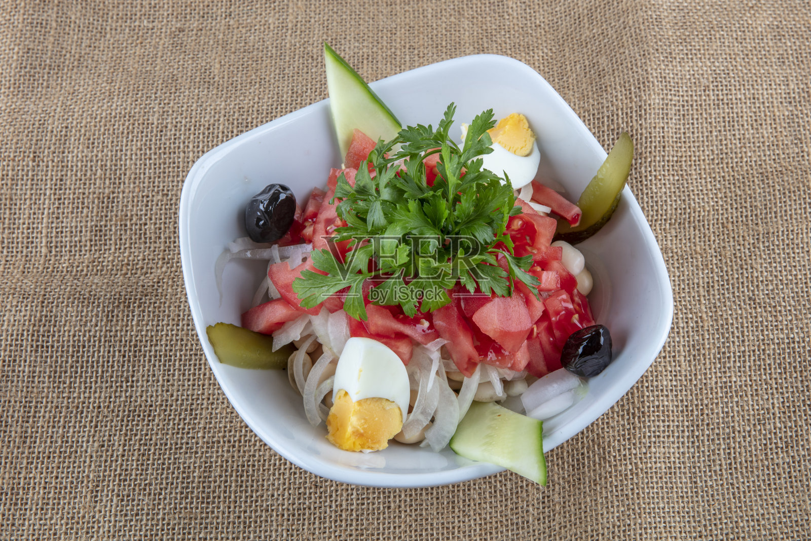 健康均衡的食物理念，碗沙拉。胡萝卜，生菜，卷心菜，玉米，蔬菜开胃盘。照片摄影图片