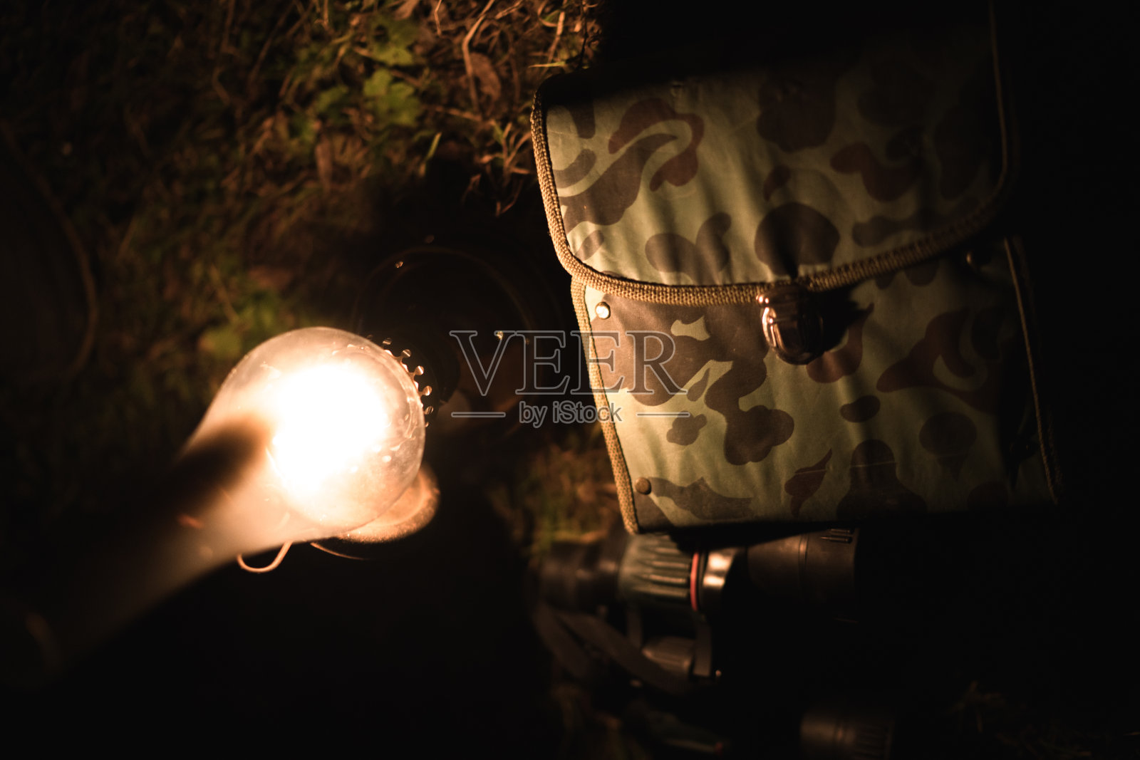 煤气灯望远镜和军用包照片摄影图片