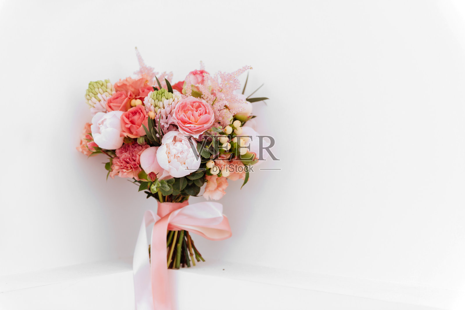 婚礼鲜花，新娘花束特写。照片摄影图片