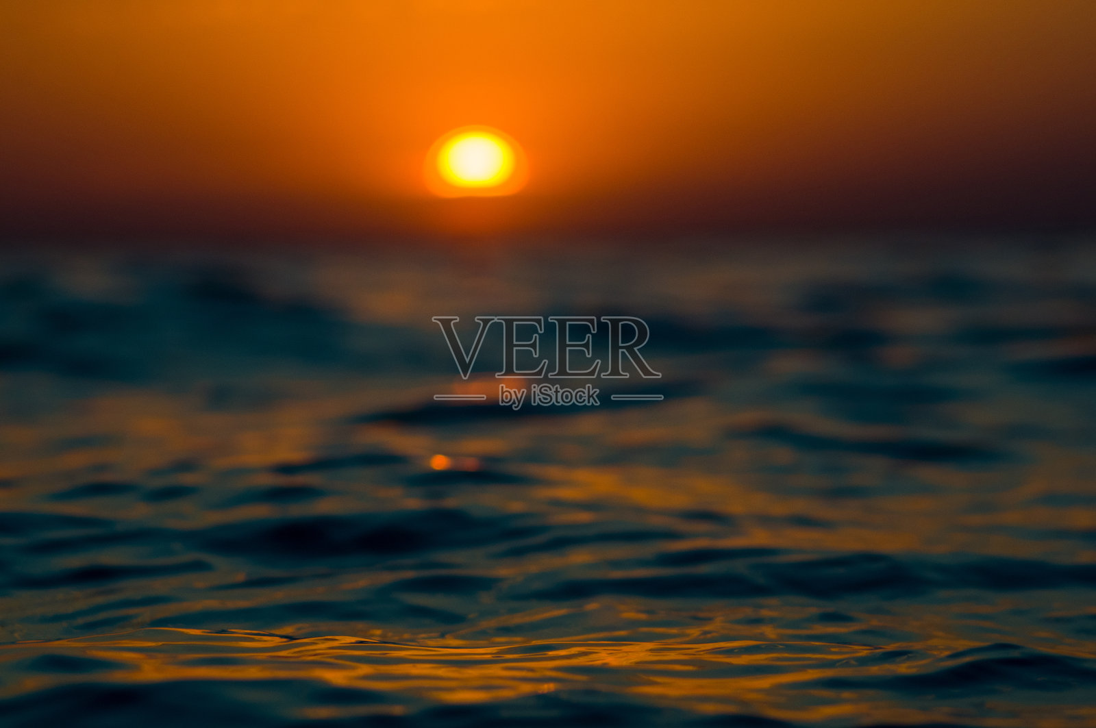 惊人的海上日落，太阳，海浪，云彩照片摄影图片