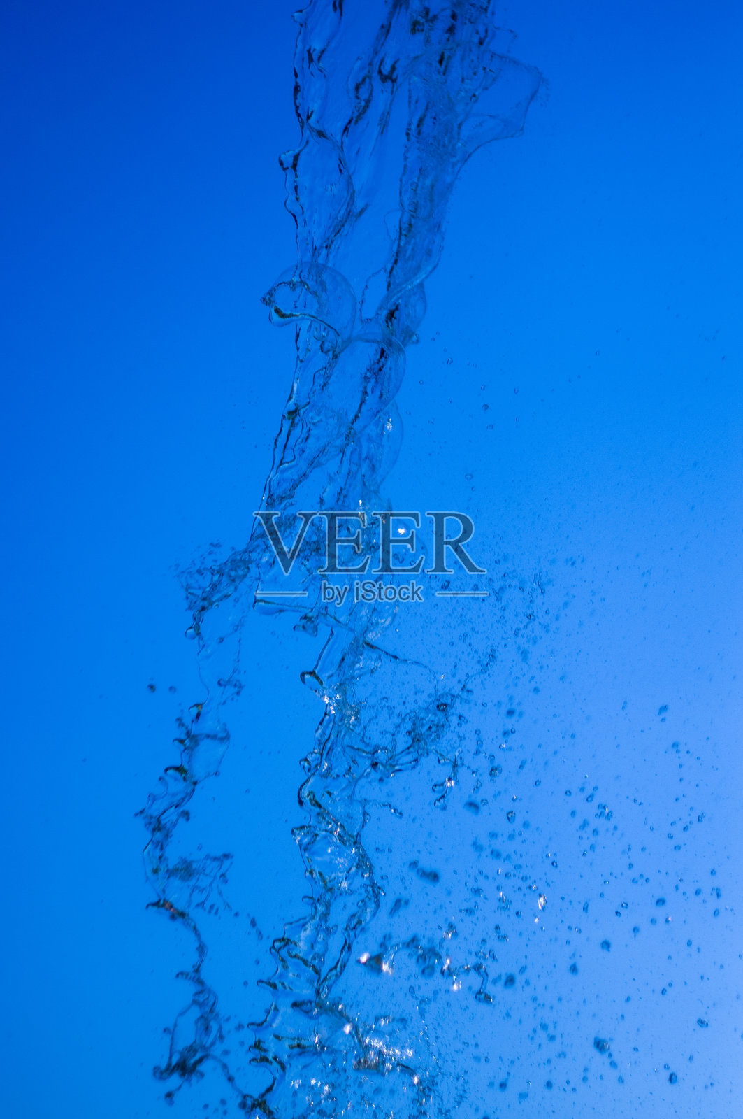 透明的水滴垂直流动，闭合照片摄影图片