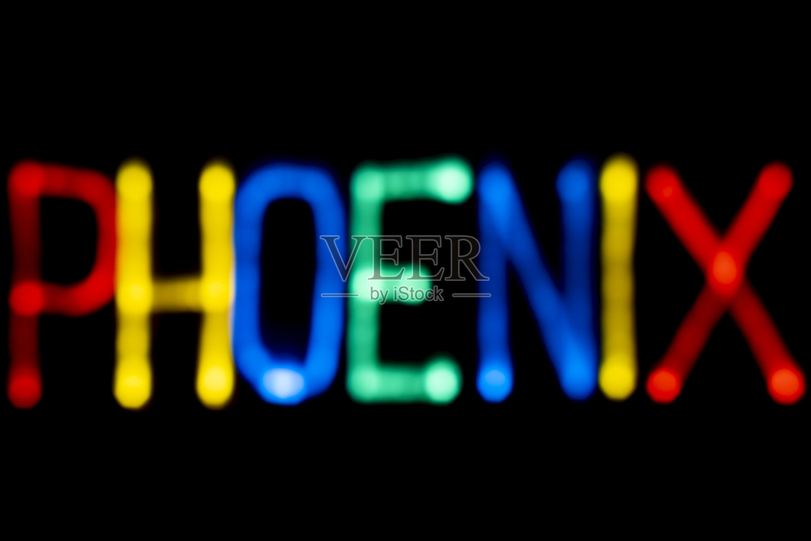 光绘。城市的名字。凤凰城。蓝色，黄色，绿色和红色。黑色背景。照片摄影图片