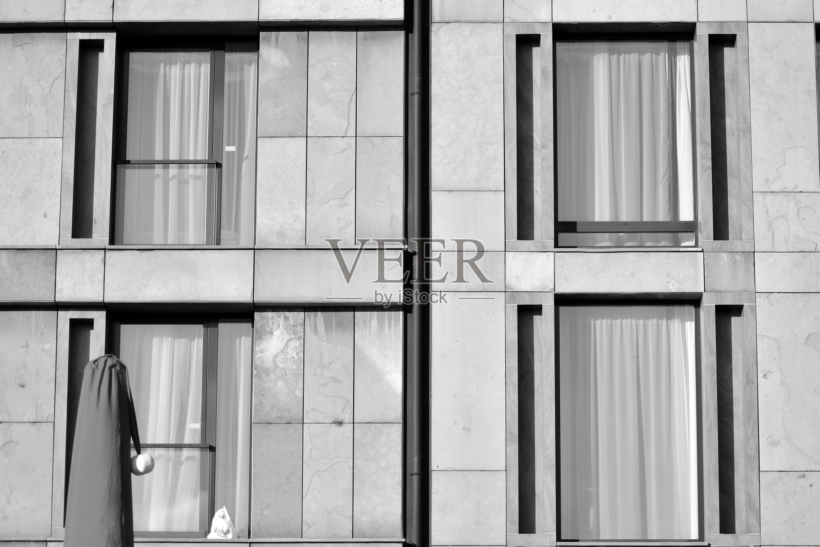 现代公寓楼的立面。黑色和白色。照片摄影图片