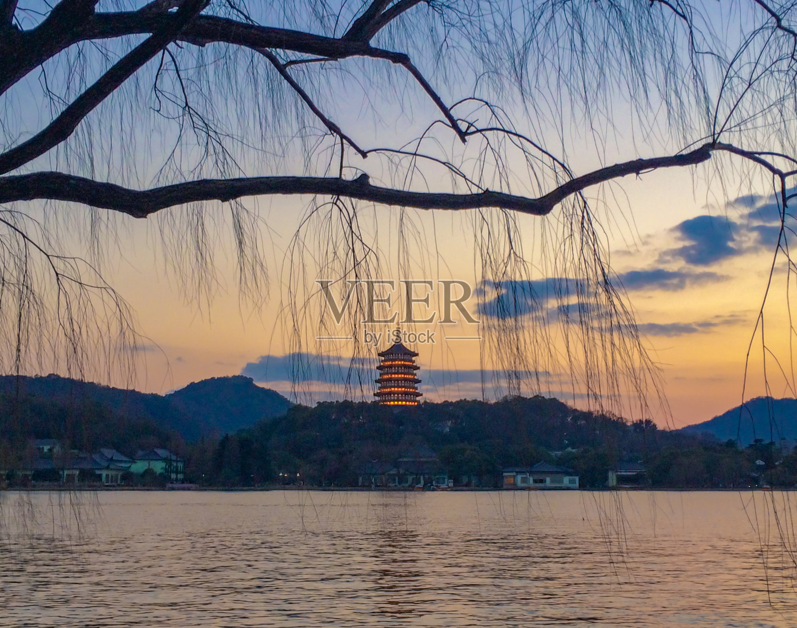 中国杭州西湖拍雷锋塔照片摄影图片