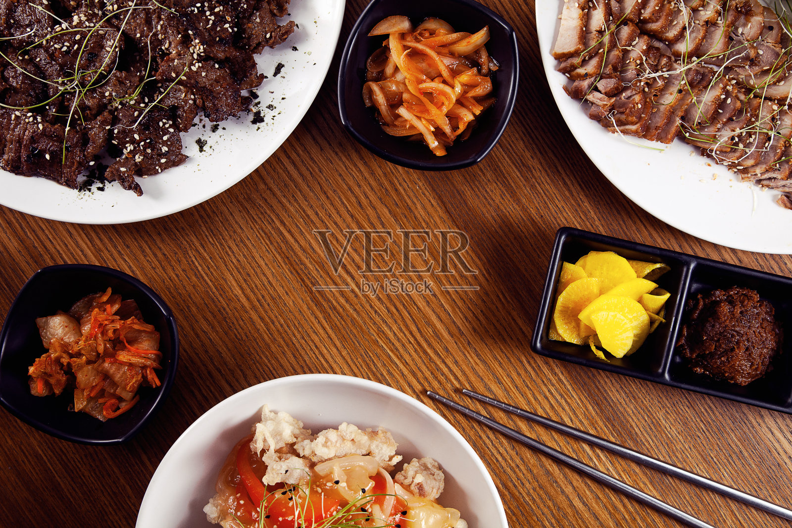 亚洲食品。韩国菜。顶视图的食物。传统韩国料理套装。副本的空间。照片摄影图片