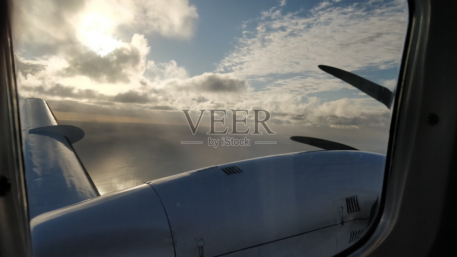 从一架小飞机上看云海照片摄影图片