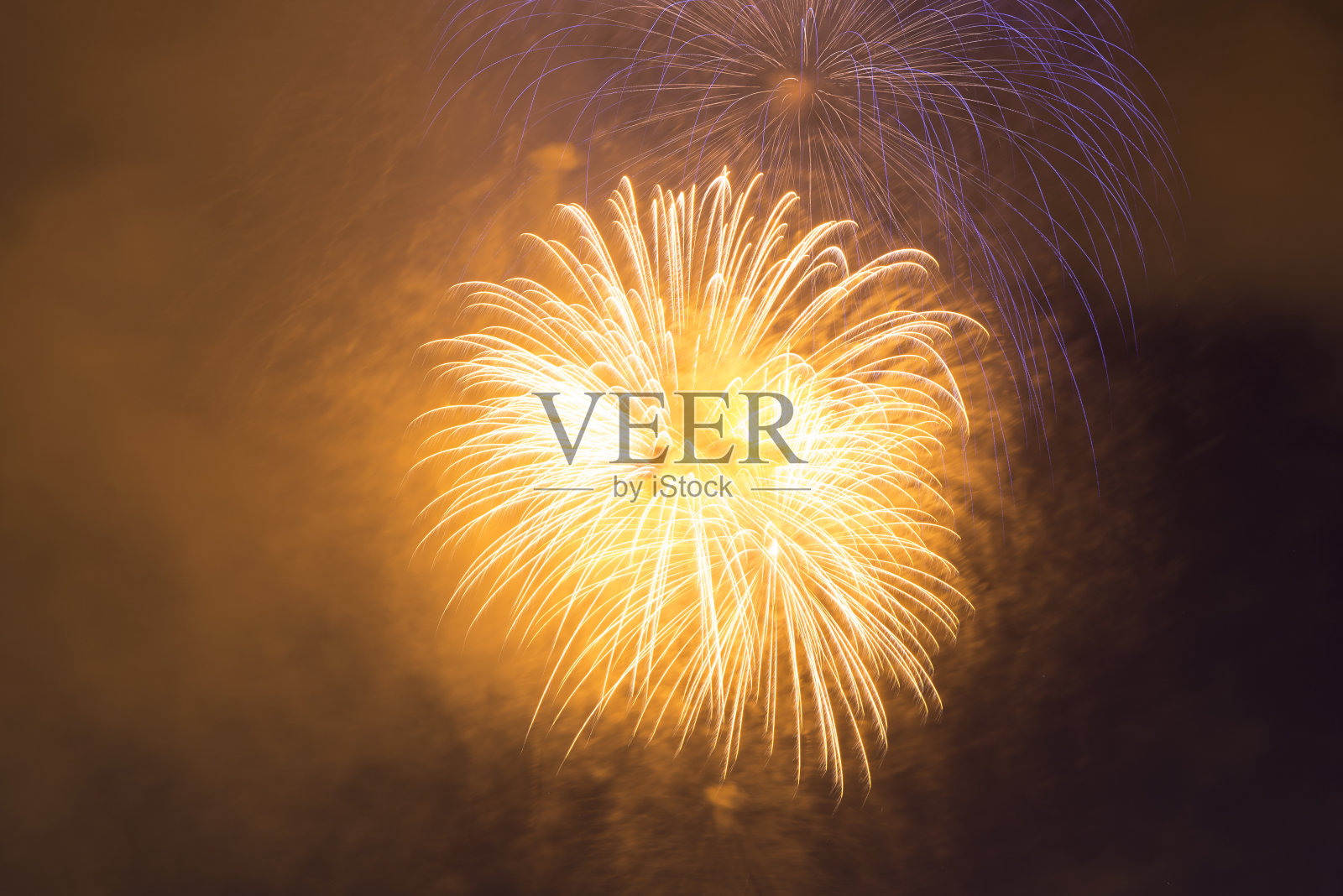 烟花在夜空中。照片摄影图片