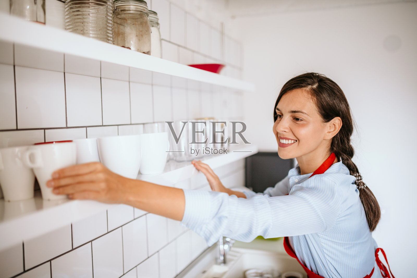 微笑的清洁女工照片摄影图片