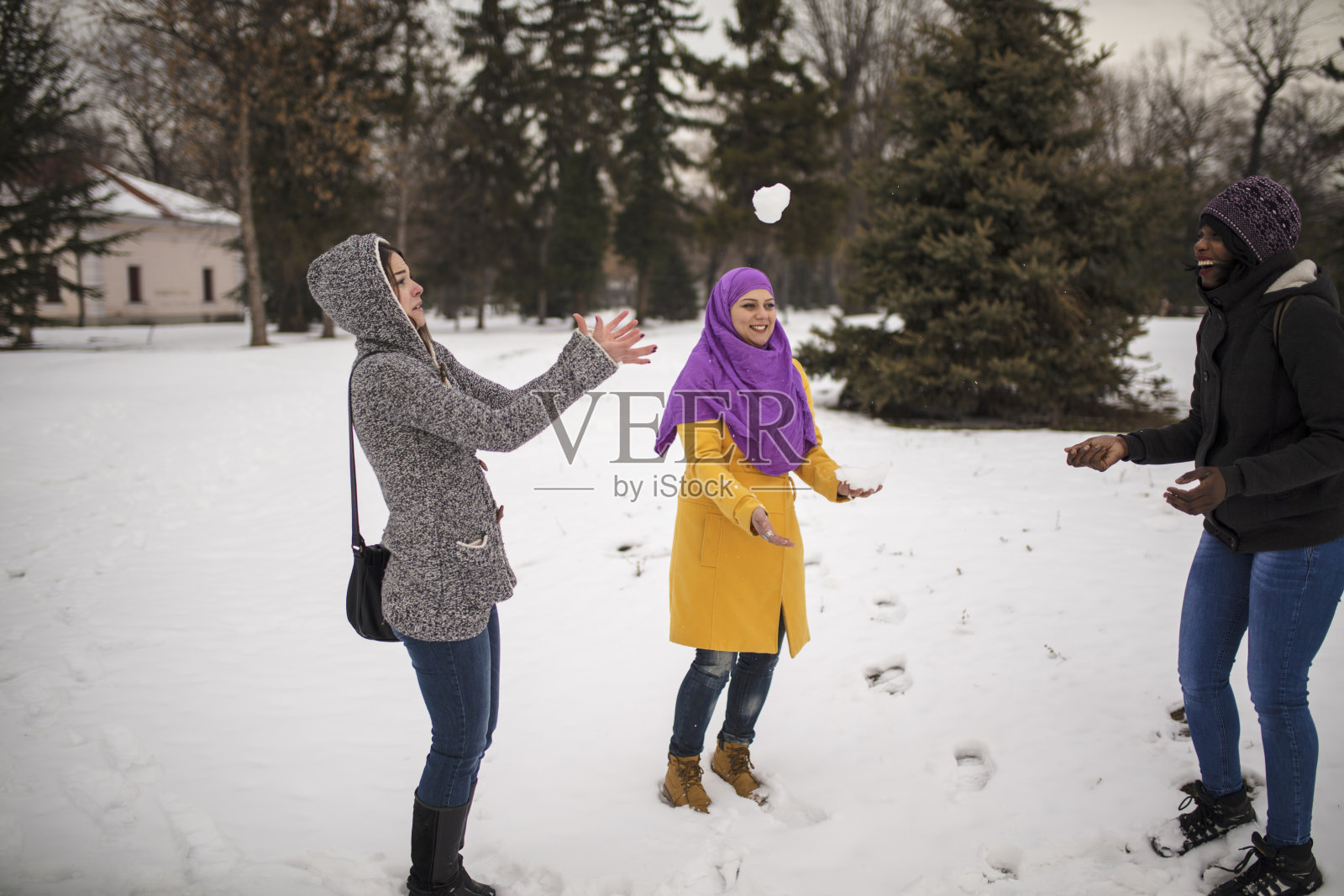 不同的女性群体在一起玩得很开心照片摄影图片