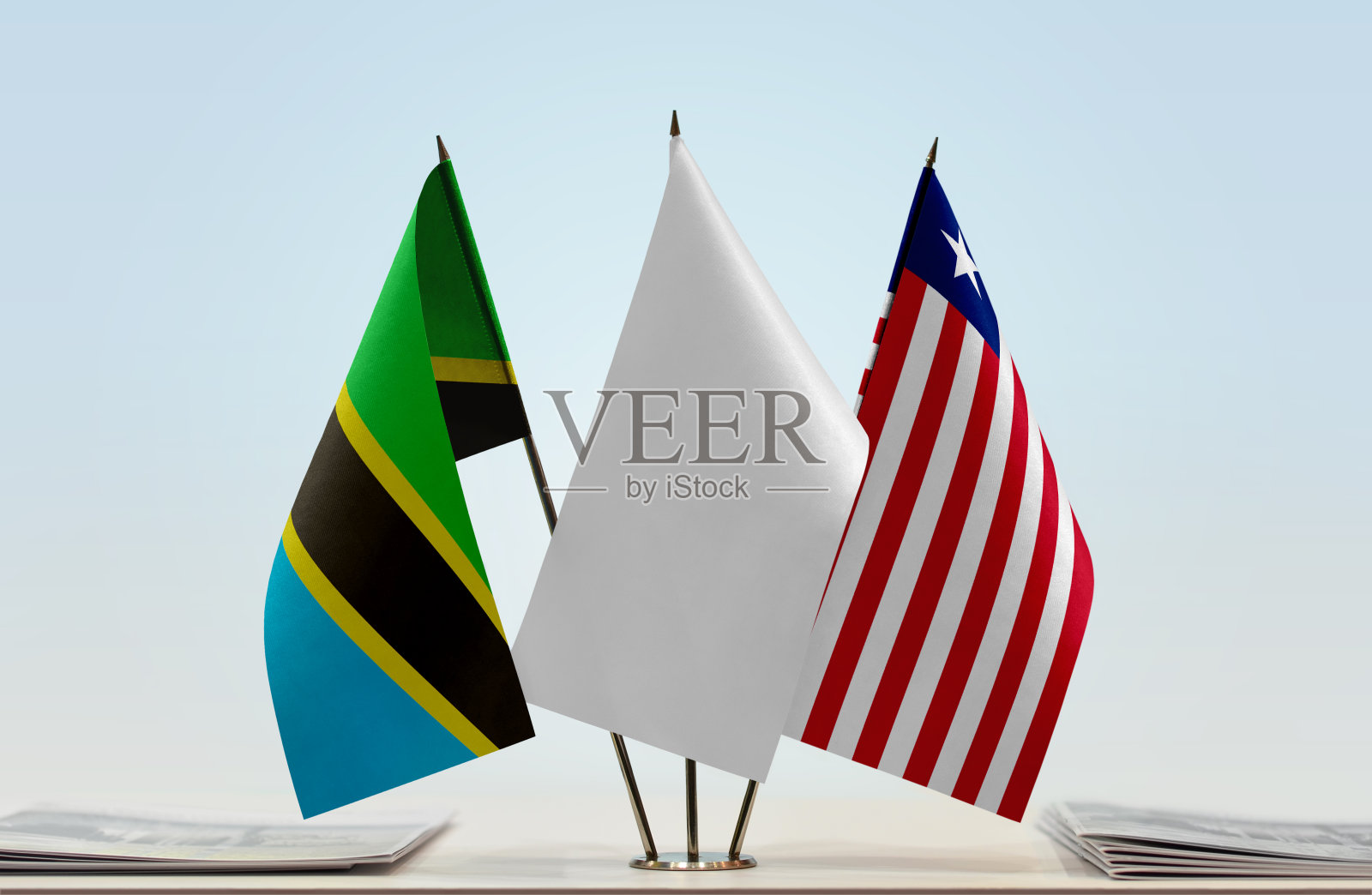 坦桑尼亚和利比里亚的国旗照片摄影图片