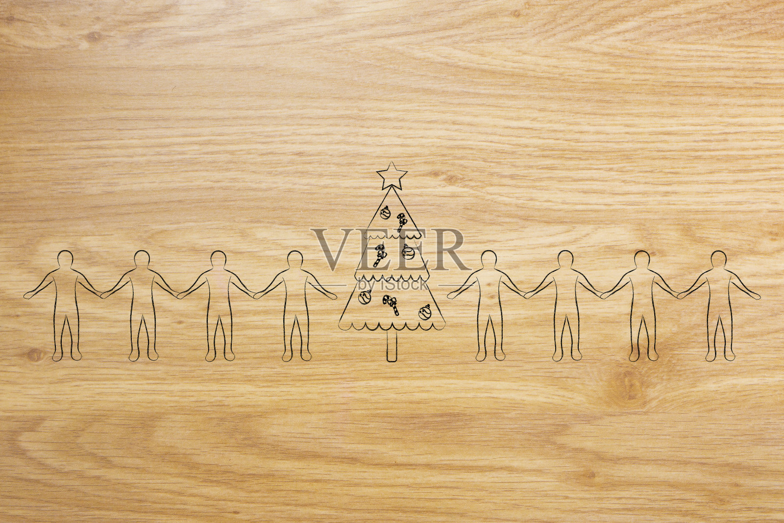 人们手牵着手，在中间装饰圣诞树照片摄影图片