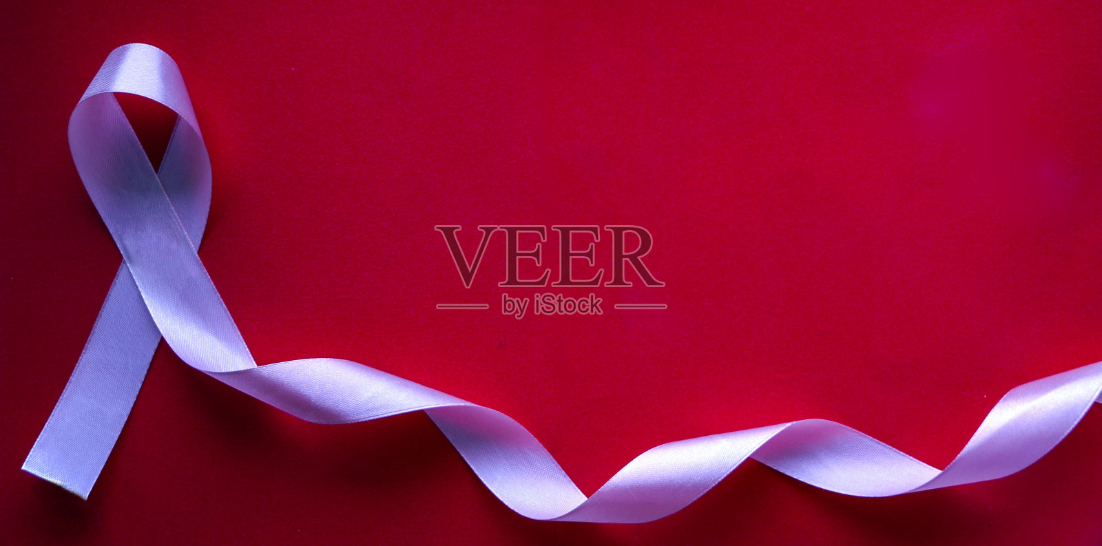 世界癌症日。鲜艳的彩带-象征与癌症抗争，希望癌症康复。国际癌症研究机构照片摄影图片