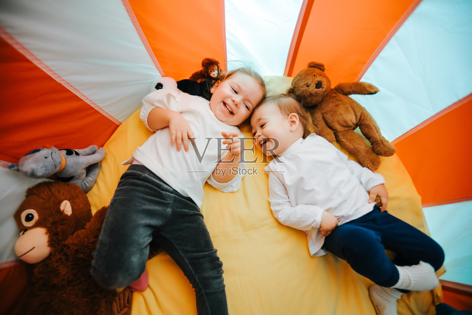 女孩在家里玩照片摄影图片