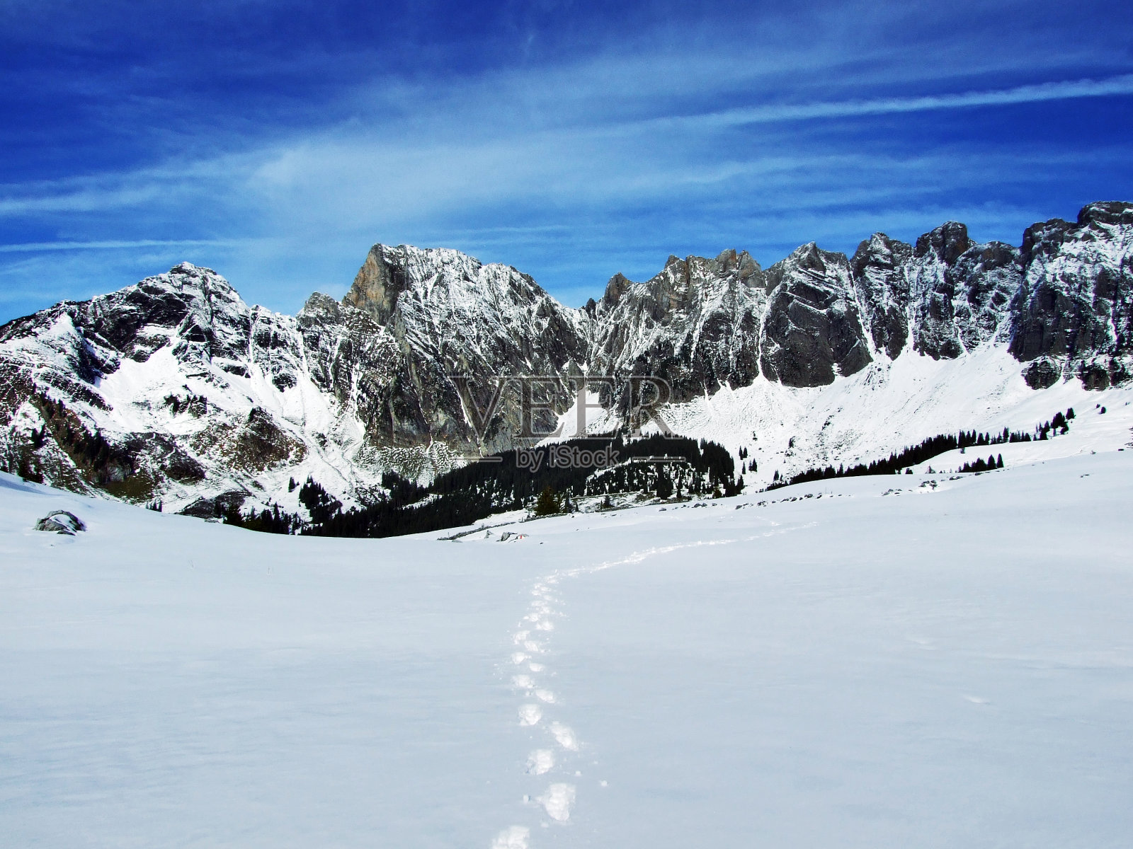 阿尔维尔山脉的第一场雪照片摄影图片