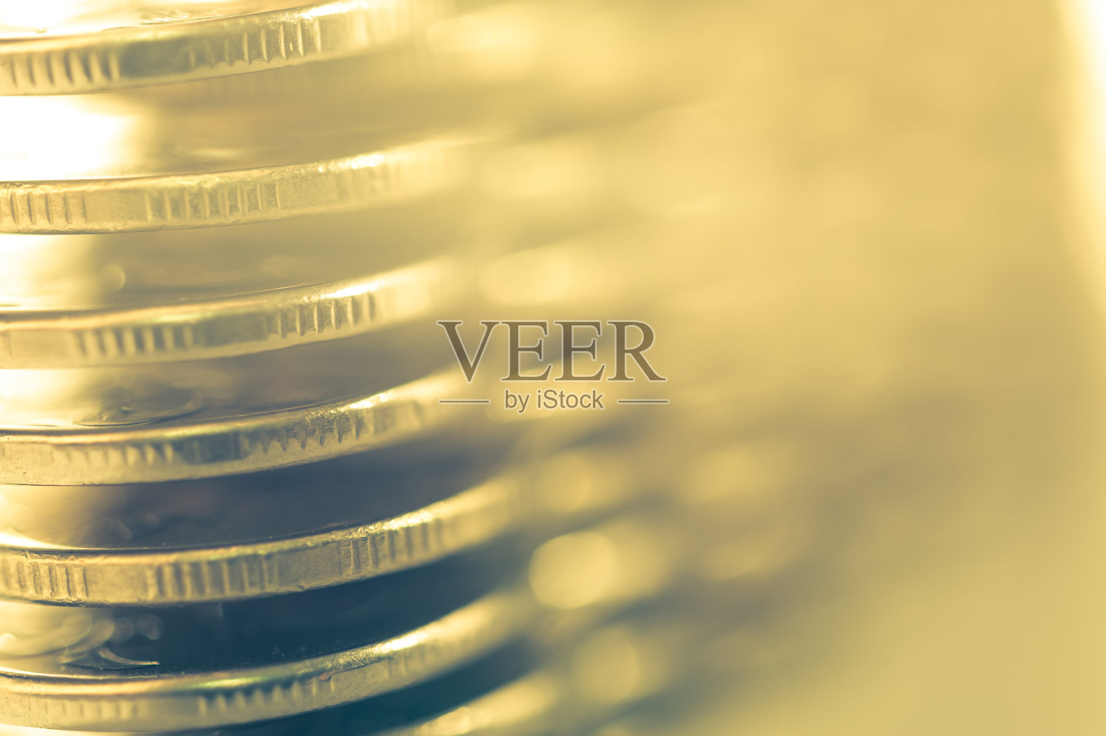 金币堆宏。成排的硬币为金融和银行概念。经济趋势背景的商业理念。照片摄影图片