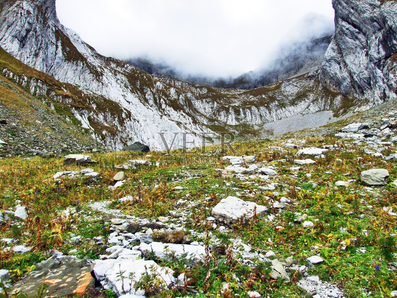 来自阿尔卑斯山脉的石头和岩石照片摄影图片