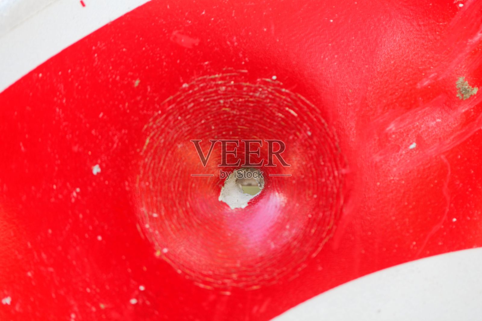 路标上的弹孔照片摄影图片