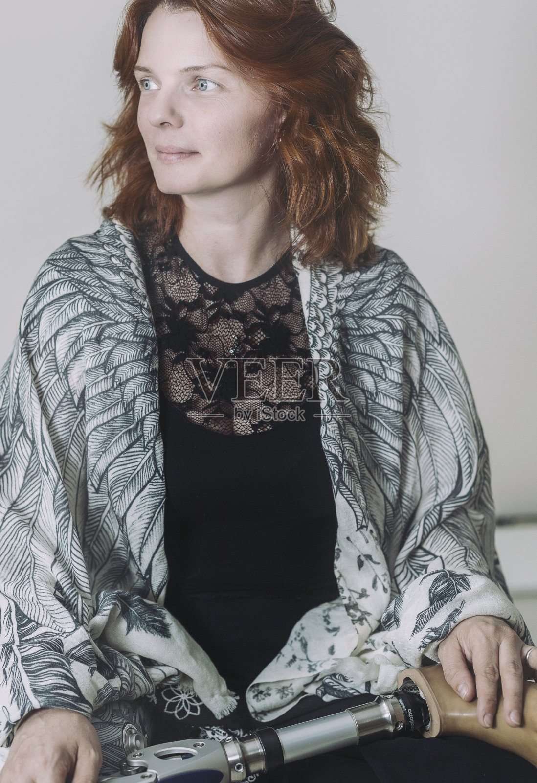 瑜伽姿势中有假腿的女人照片摄影图片