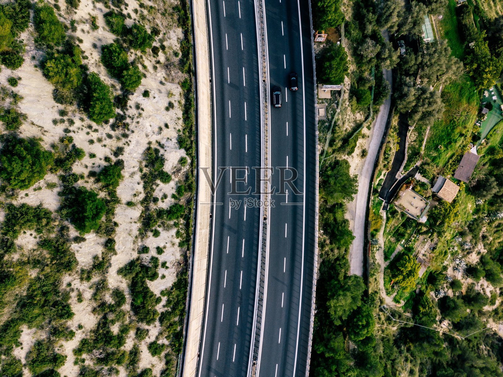 鸟瞰图的夏季景观与道路。意大利乡村的高速公路。照片摄影图片
