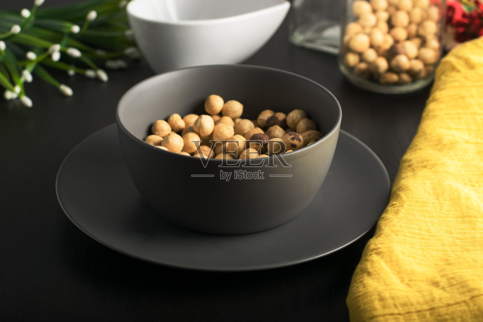 灰瓷碗榛子照片摄影图片